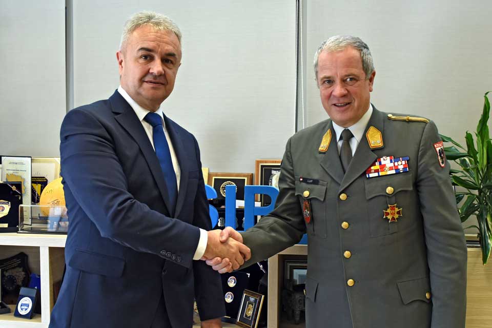 Director of SIPA, Mr Perica Stanić (left) welcomes COM EUFOR, Major General Johann Luif (right)