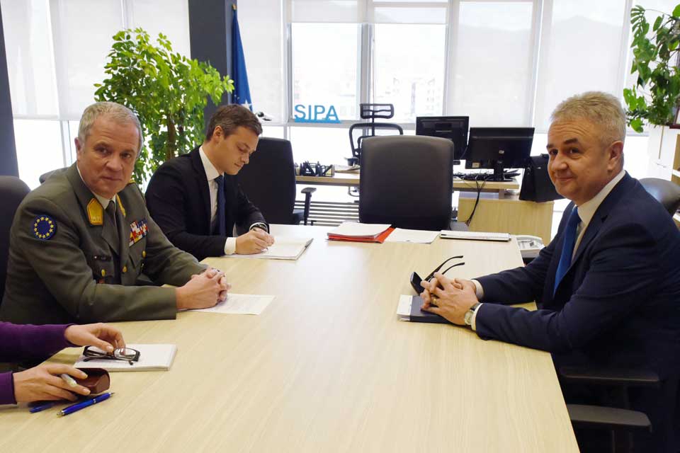 Director of SIPA, Mr Perica Stanić (left) welcomes COM EUFOR, Major General Johann Luif (right)