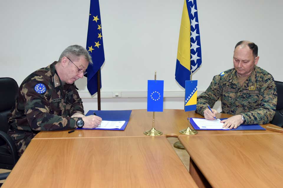 Signing of the Agreement between Brigadier General Zoltán Mihócza (left) and Major General Mirko Tepšić (right)