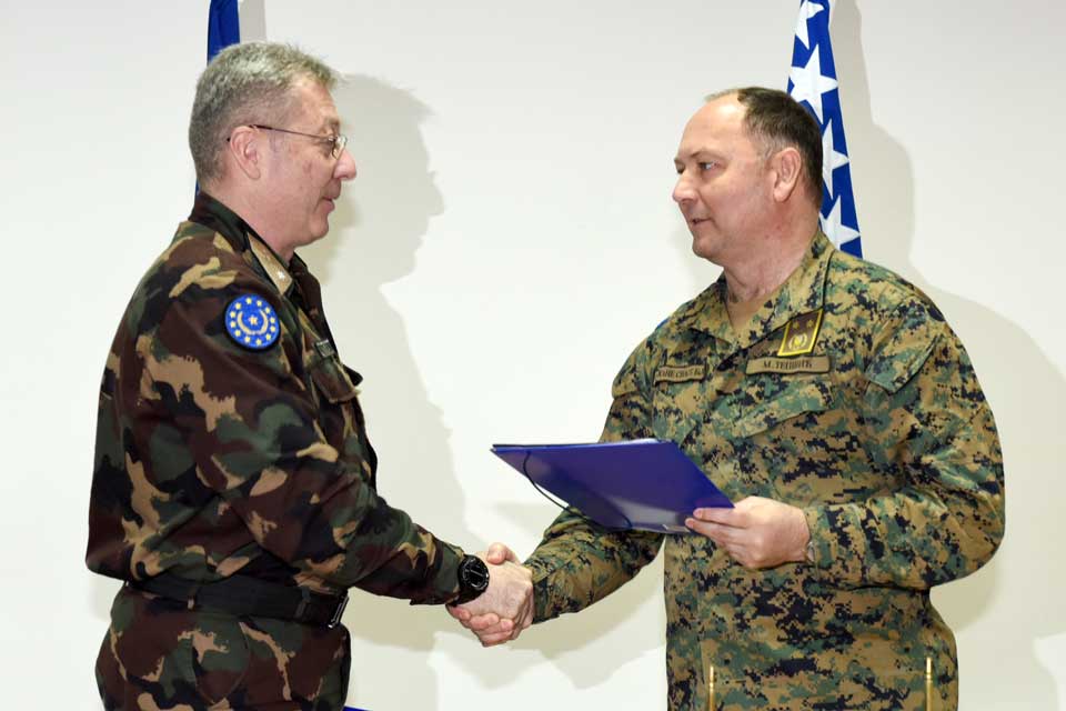 Brigadier General Zoltán Mihócza (left) and Major General Mirko Tepšić (right)exchange copies of the Agreement