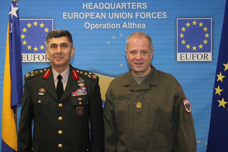 
Commander of Turkish Land Forces, General Çolak (left) with COM EUFOR, Major General Luif (right).