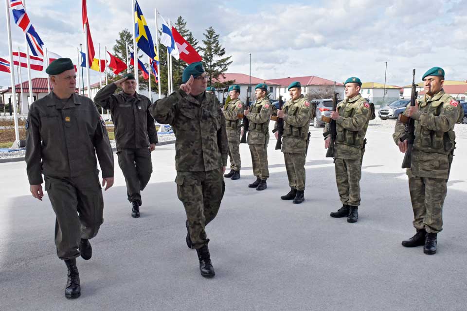 Operational Commander of the Polish Armed Forces, Lieutenant General Marek Tomaszycki inspects the honour guard assembled from soldiers of the EUFOR Multinational Battalion with Commander EUFOR, Major General Luif (left).