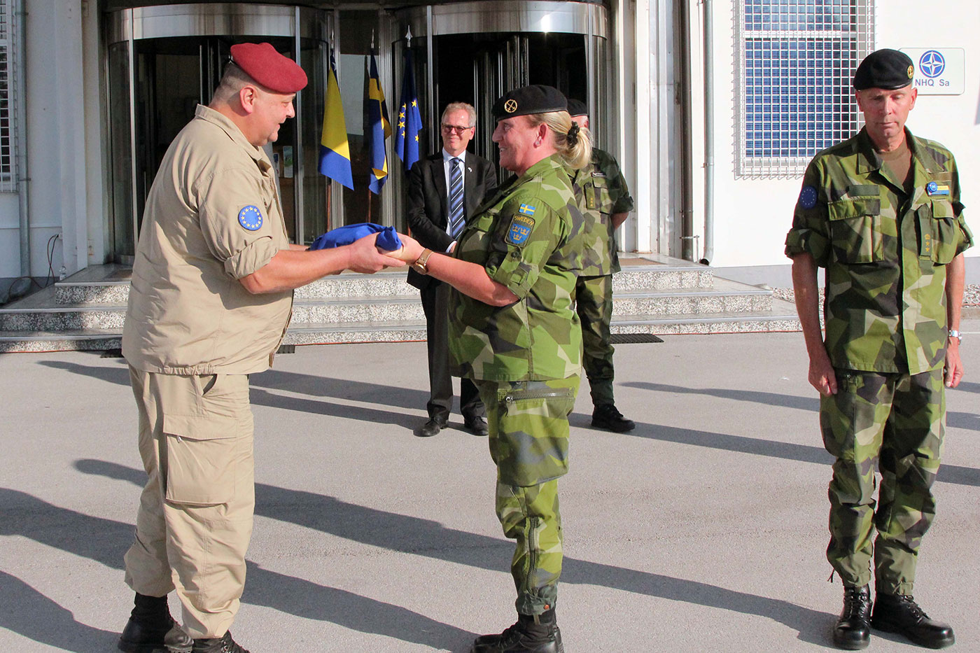 COMEUFOR Major General Schrötter presents the Swedish Flag to Colonel Wredes.