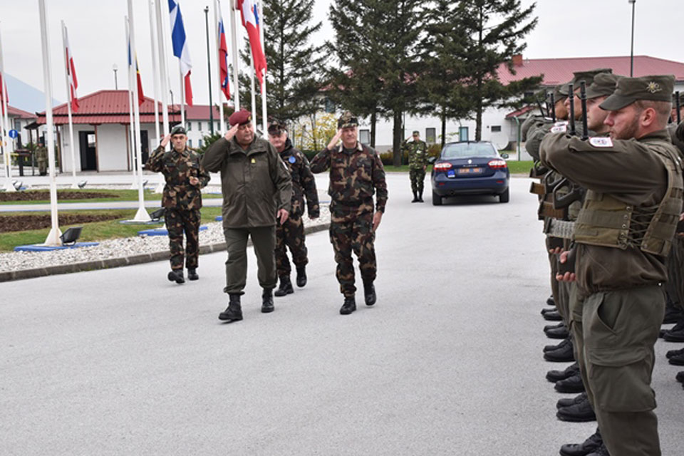 Hungarian Chief of Defence General  Benkő meets Hungarian members of EUFOR Operation Althea