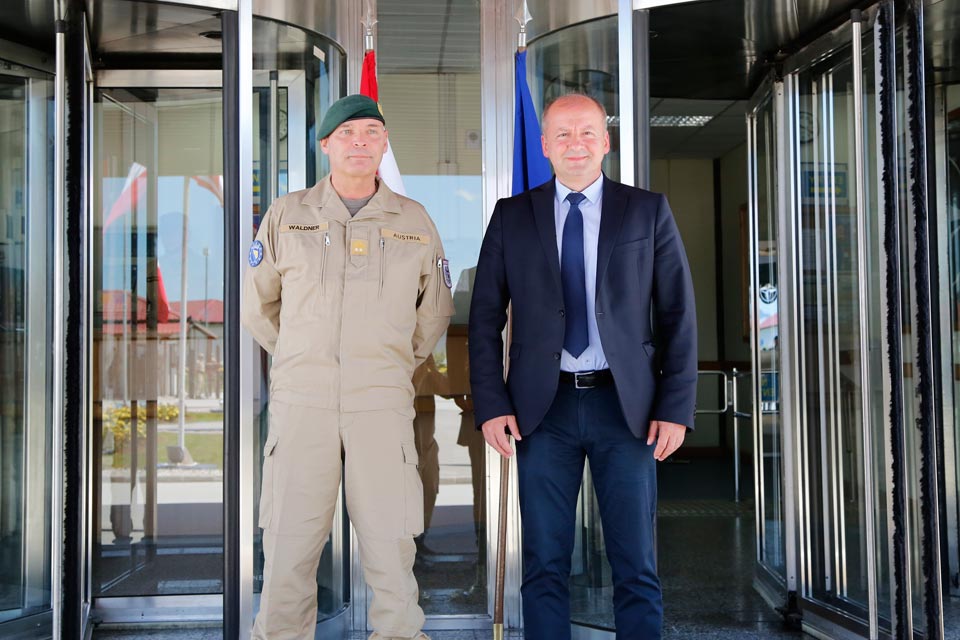 Commander (COM) of EUFOR, Major General Anton WALDNER, with the Hungarian Minister of Defence Mr István SIMICSKÓ, outside HQ EUFOR.