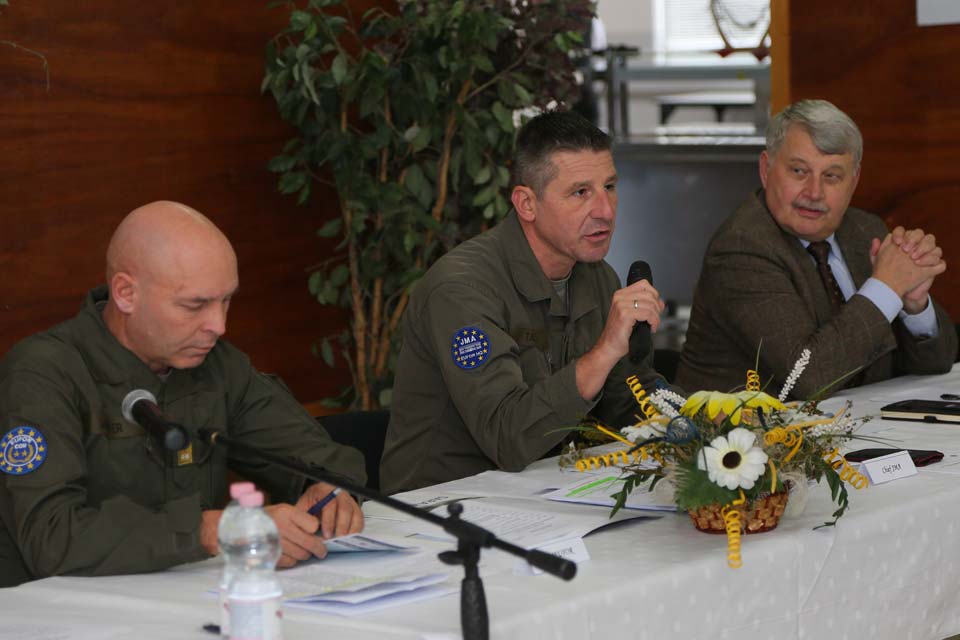 Commander EUFOR and the expert panel of speakers