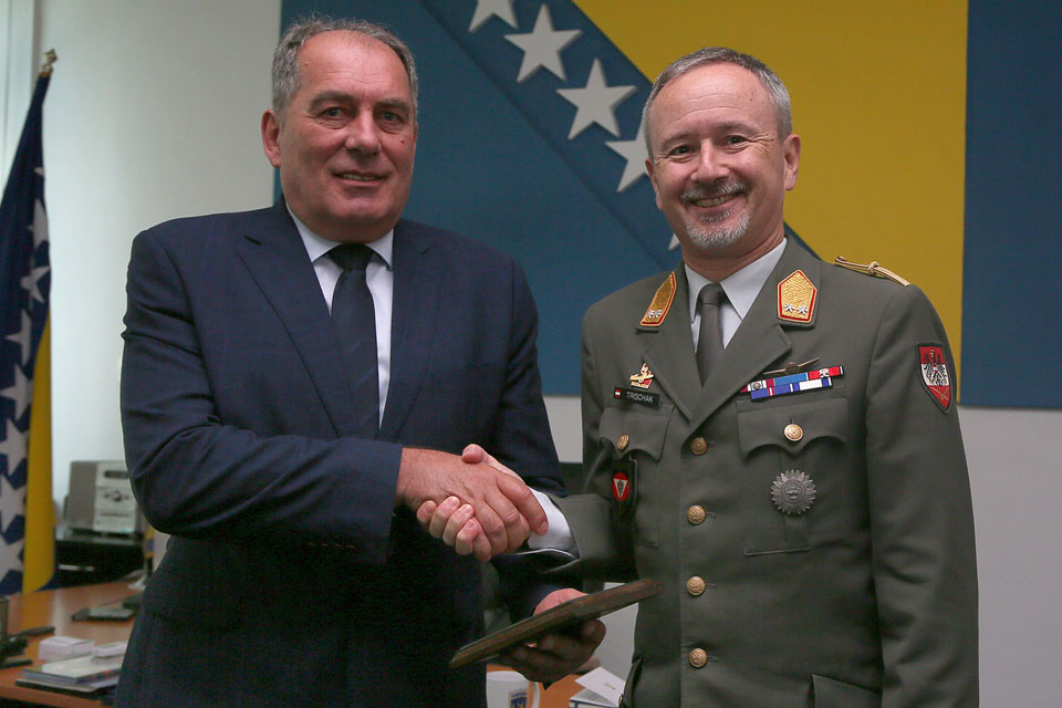 COM EUFOR meets with BiH Minister of Security