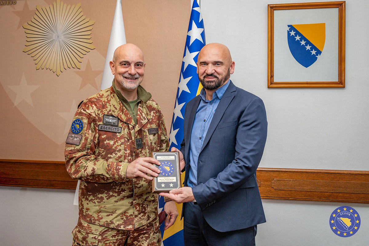 COM EUFOR and Minister Ramo Isak discuss the importance of stability 