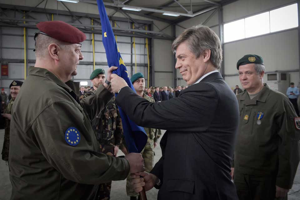 The EU Special Representative for BiH, Ambassador Wigemark (center) passes the EUFOR Mission Flag from the outgoing Commander EUFOR, Major General Johann Luif (right)to the incoming Commander, Major General Friedrich Schrötter (left)