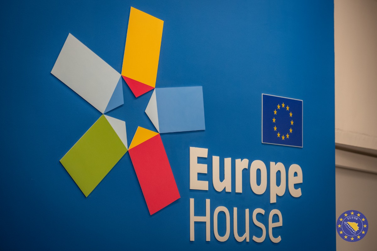 Na svečanosti uručenja sredstava prikupljenih na Zimskom bazaru EUFOR podržao organizacije koje pomažu mladima