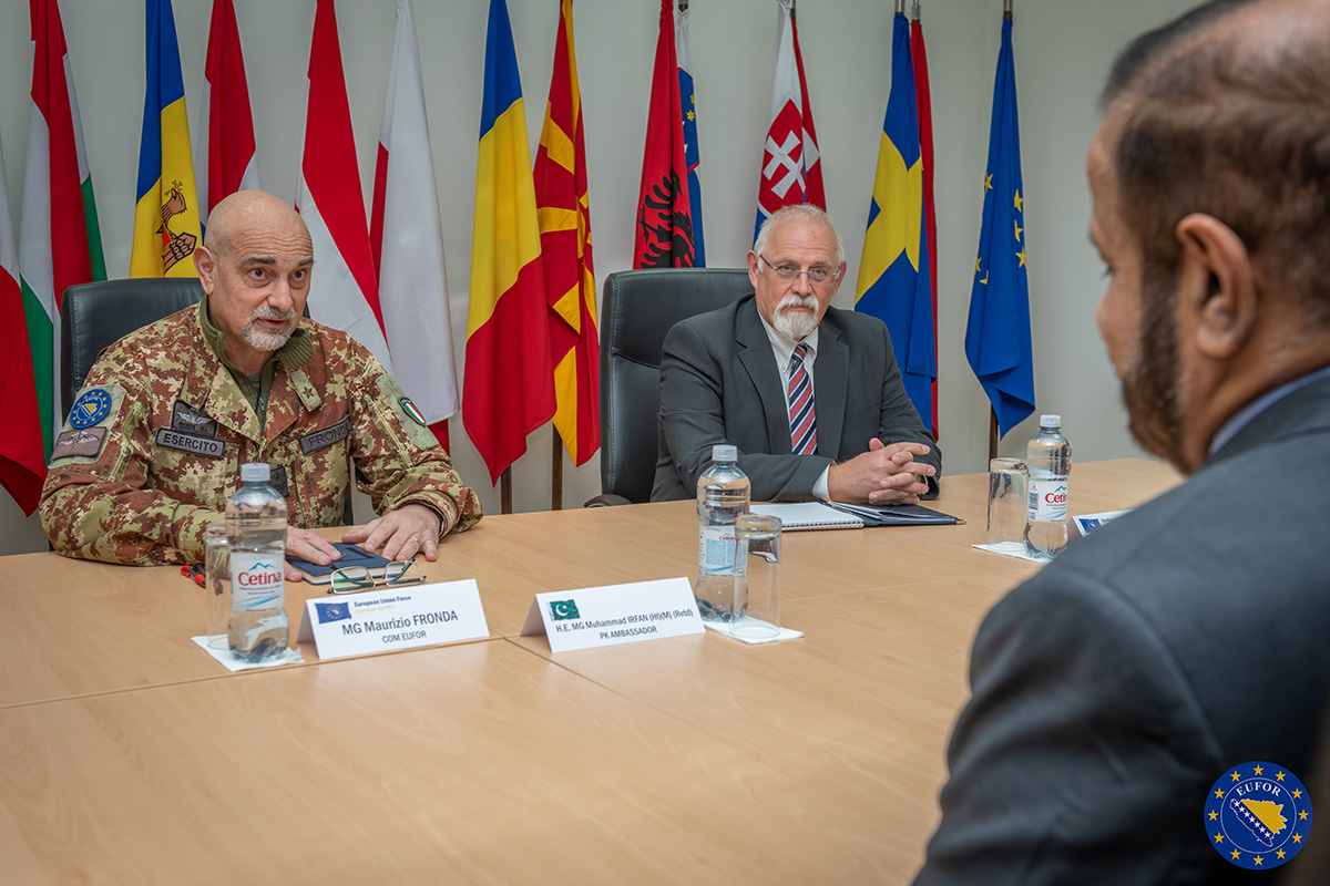 EUFOR Commander Meet with the Pakistani Ambassador in Camp Butmir