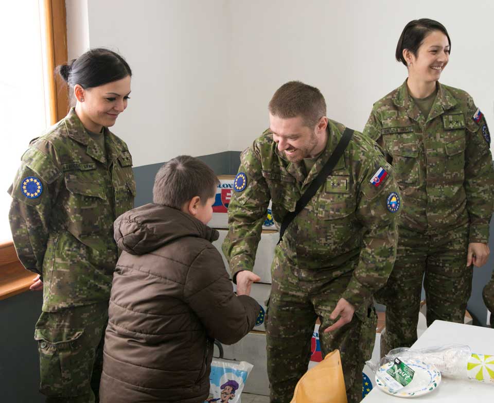 Children from Kamenica receiving their food and gifts